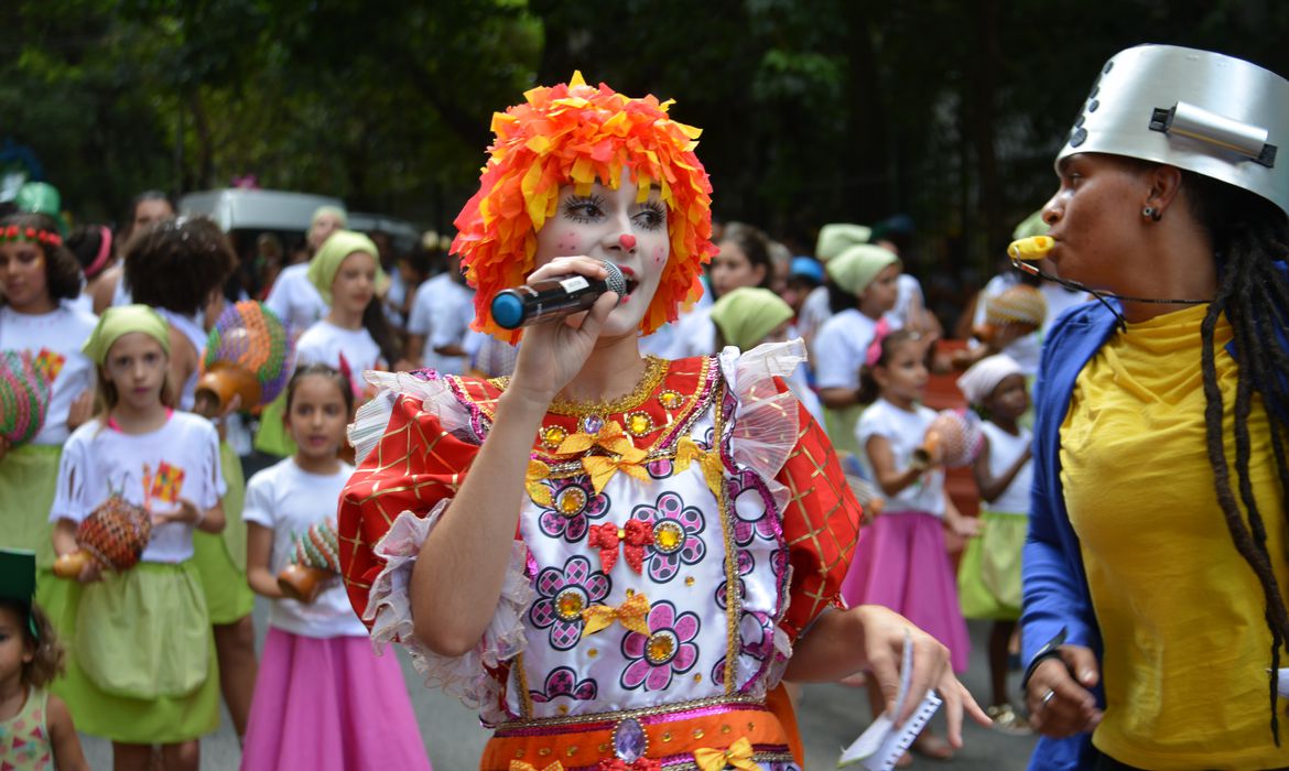 Oficinas e bailinho de Carnaval divertem a criançada no Pátio