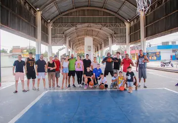 Com pedido de Betinho Neves à Secretaria de Esportes, moradores revitalizam quadra de basquete no Pavilhão dos Feirantes em Nossa Senhora das Dores