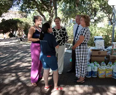 Drive-thru da campanha de ajuda ao Rio Grande do Sul arrecada mil peças de roupa e 353 litros de água no primeiro dia de operação